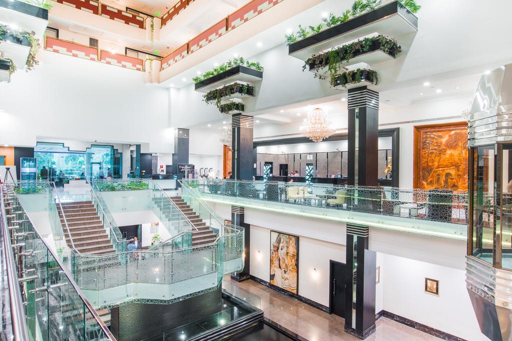 Le Meridien Bangalore Buitenkant foto