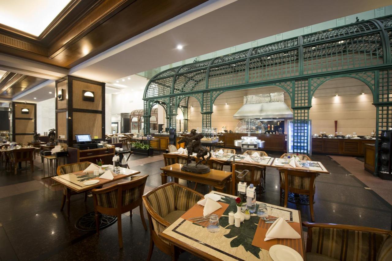 Le Meridien Bangalore Buitenkant foto