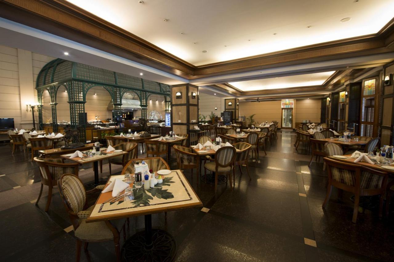 Le Meridien Bangalore Buitenkant foto